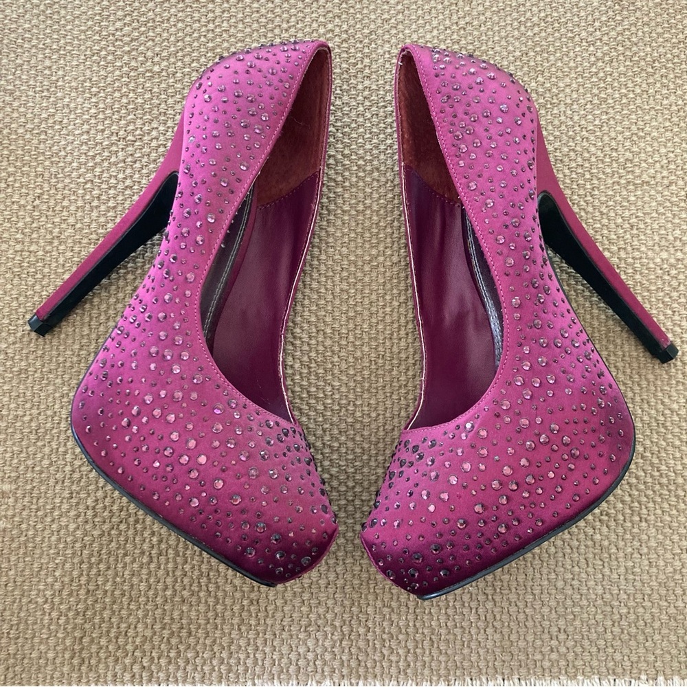 BAKERS SIZE 7 BURGUNDY PALAACE SATIN RHINESTONE STILETTO 5.5” HIGH.